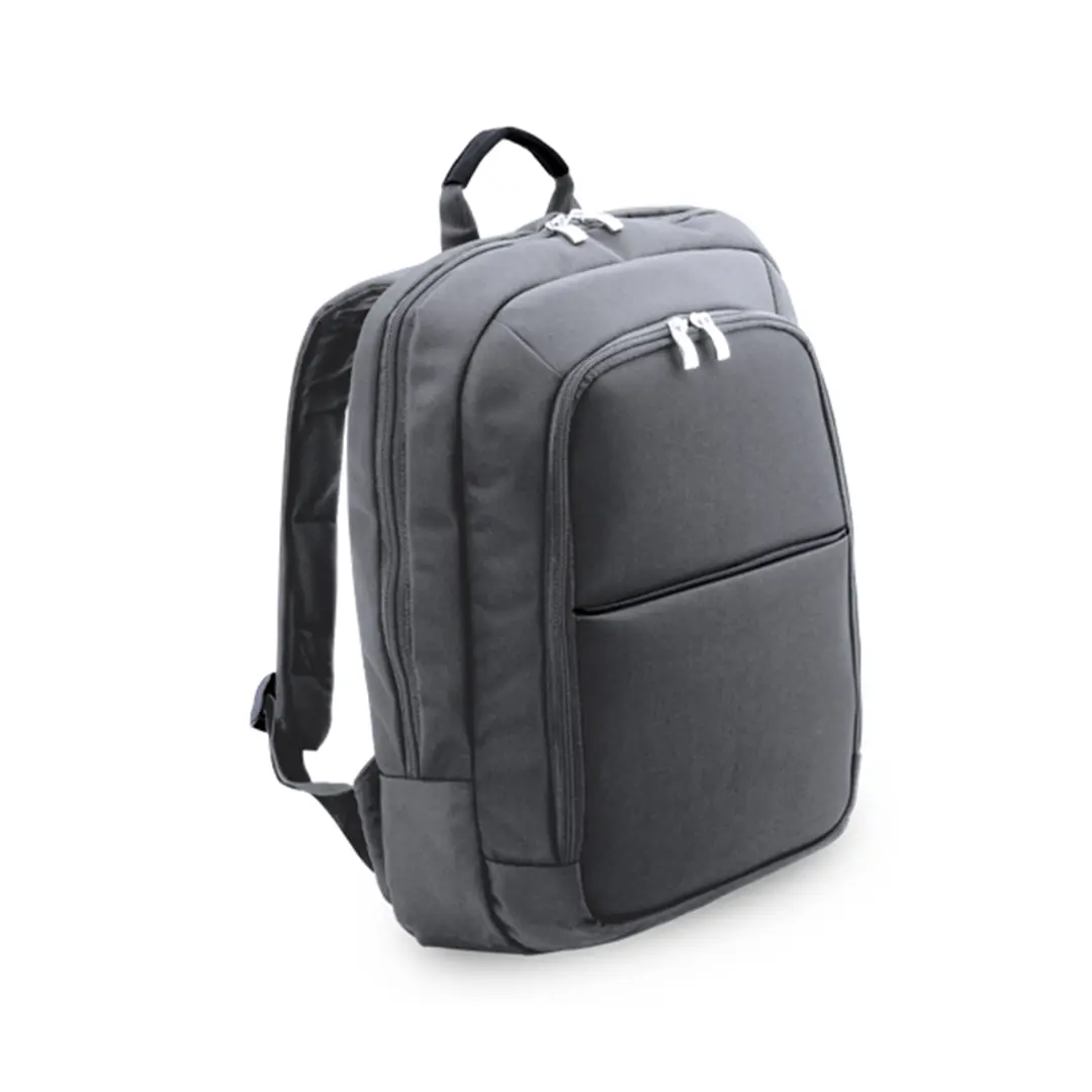mochila gris de nylon con varios compartimentos y bolsillo frontal con cremallera