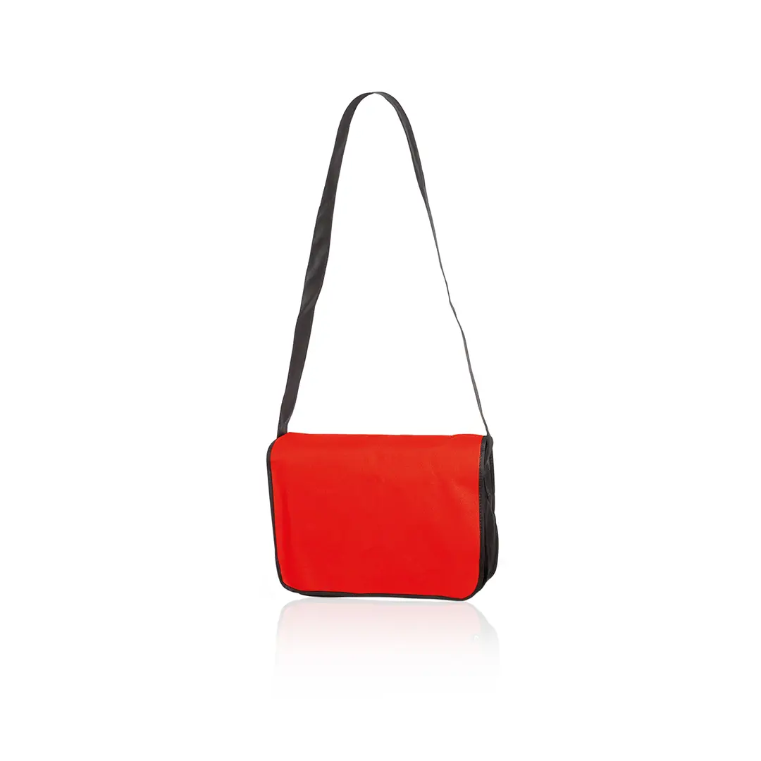 bolso bandolera rojo con solapa frontal y correa negra sobre fondo blanco