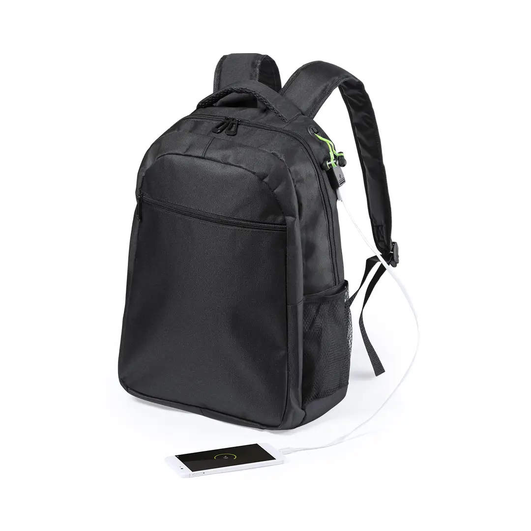 Mochila negra con puerto USB integrado y móvil conectado mediante un cable de carga.