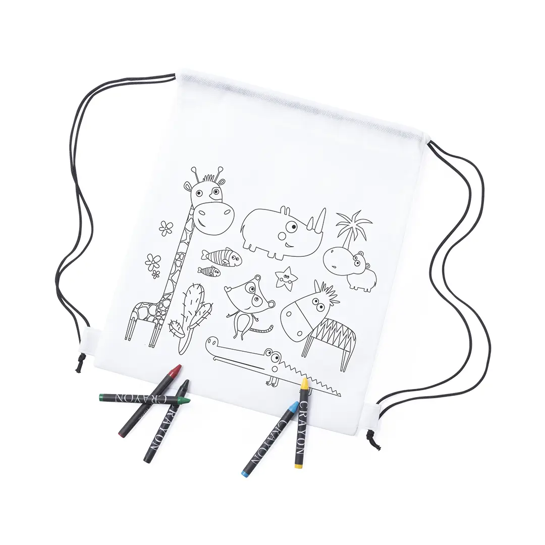 bolsa de tela blanca con cordones y dibujos infantiles de animales para colorear junto a ceras de colores