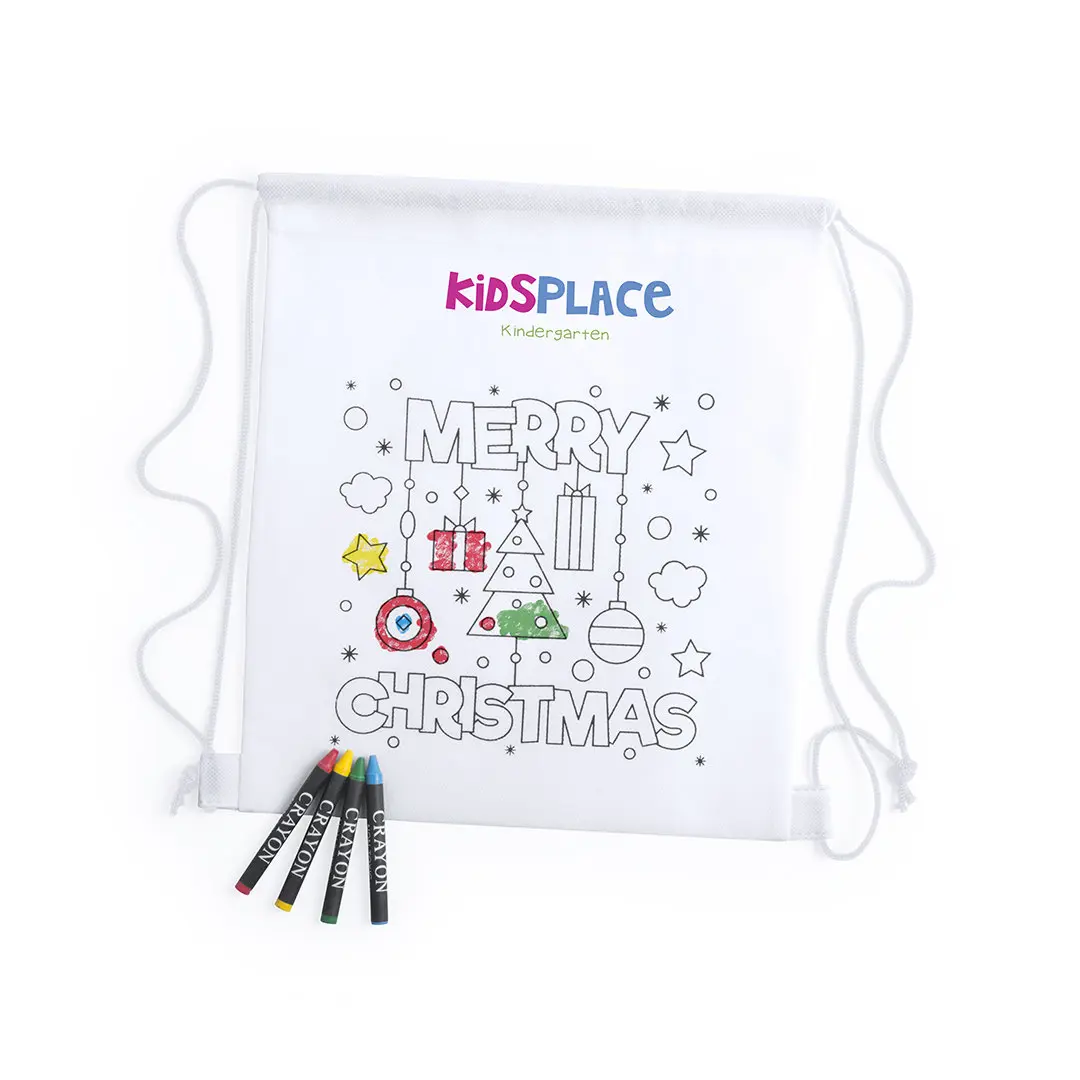 mochila infantil de tela con dibujo navideño Merry Christmas para colorear y cinco ceras de colores al lado