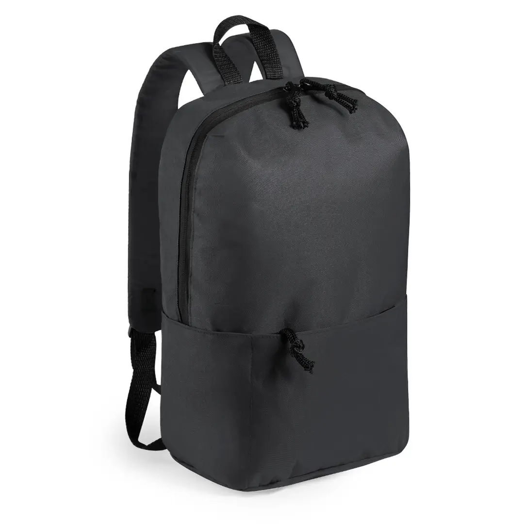mochila urbana negra de tamaño medio con bolsillos frontales y tirantes acolchados sobre fondo blanco