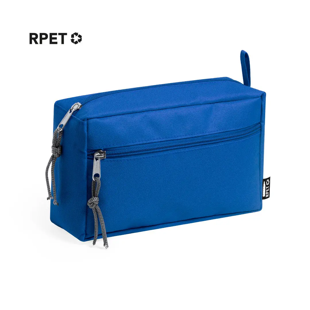 Neceser rectangular azul de material reciclado con cremallera frontal, bolsillo exterior y asa lateral.