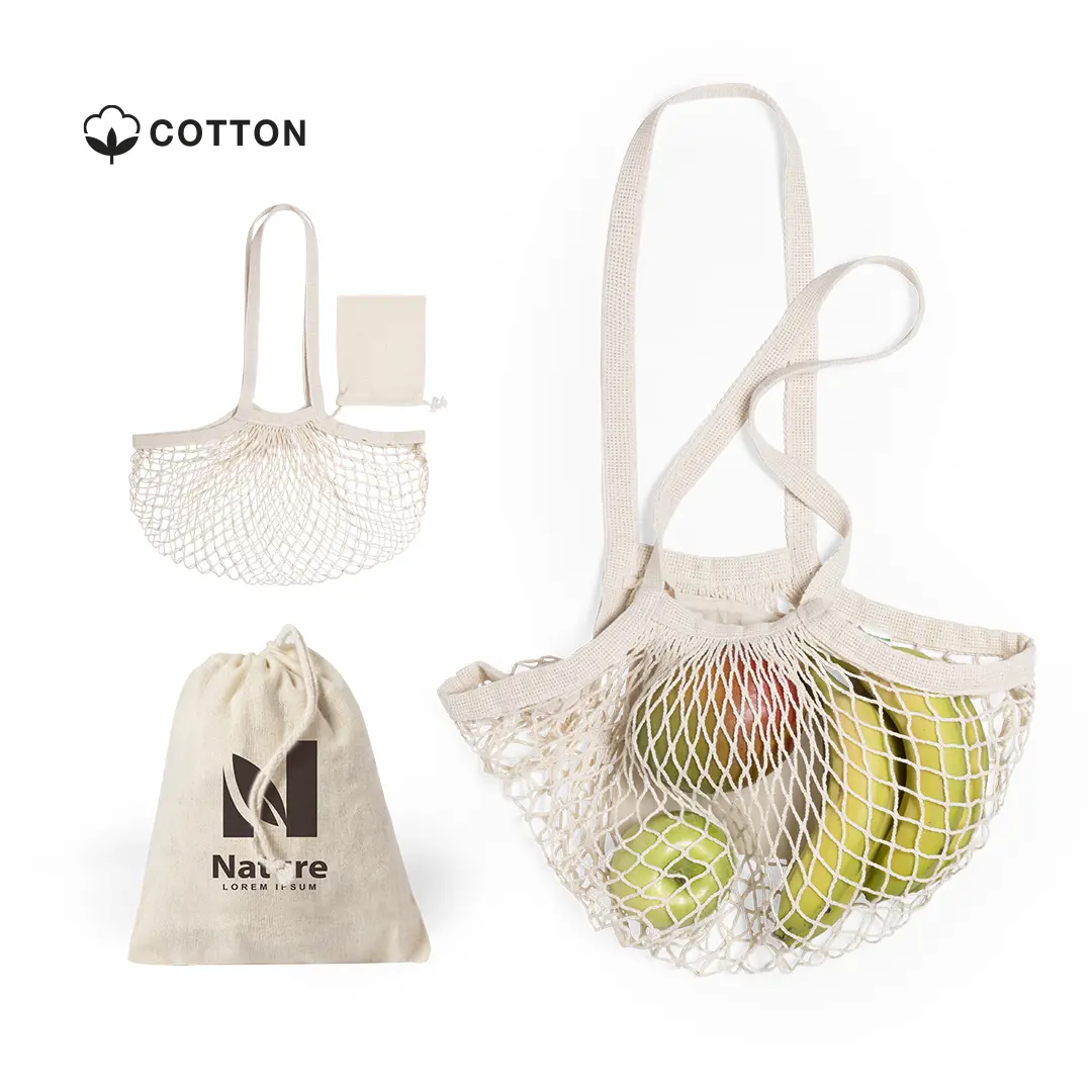 Bolsa de red de algodón con manzanas y plátanos junto a una bolsa de tela plegable y logotipos de marca.