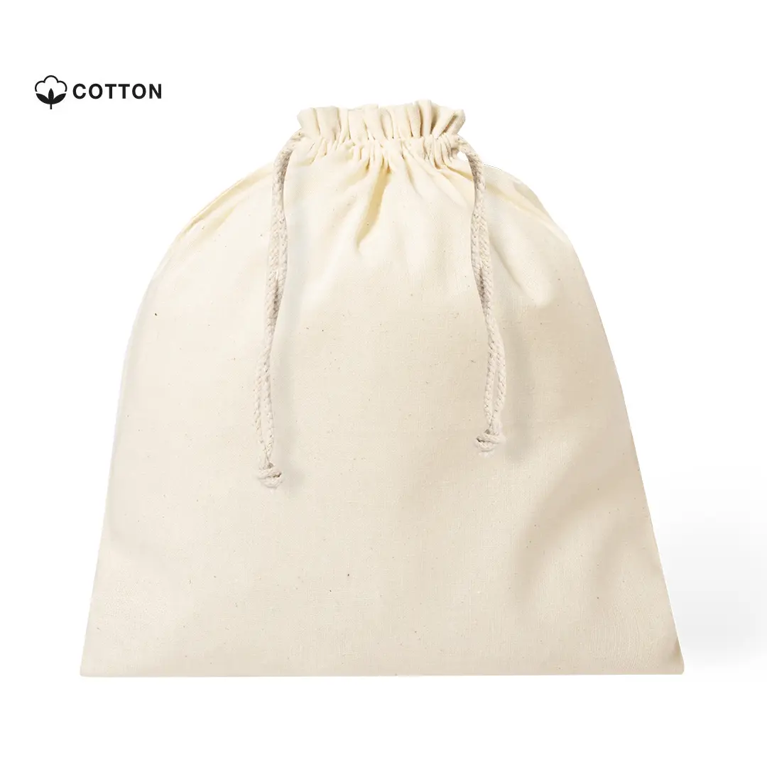 Bolsa de algodón crudo con cierre de cordón sobre fondo blanco