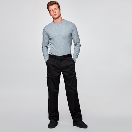 Modelo masculino con camiseta gris de manga larga y pantalones negros de estilo cargo sobre fondo blanco.