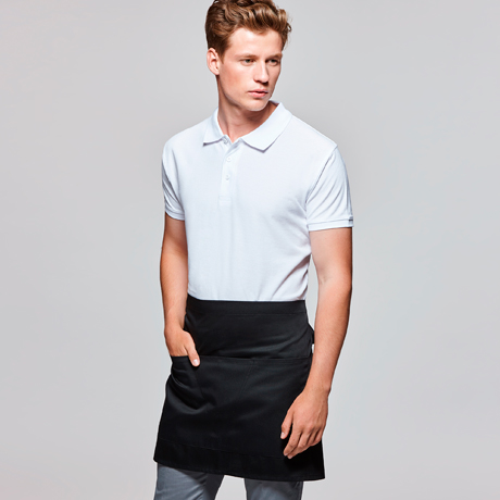 Hombre joven con polo blanco y delantal de cintura negro para hostelería mirando hacia un lado.