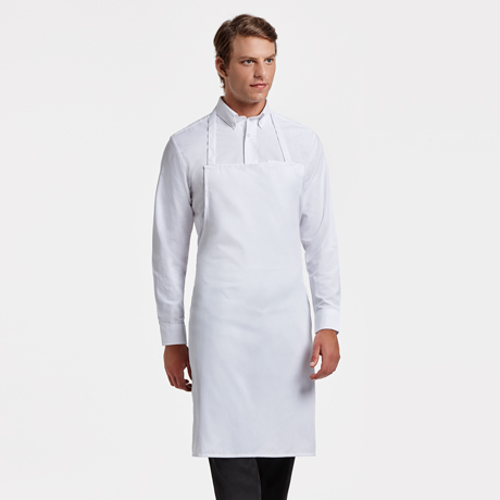 Hombre con delantal blanco liso de estilo profesional sobre camisa blanca y fondo neutro