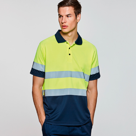 hombre con polo de alta visibilidad amarillo y azul marino con bandas reflectantes